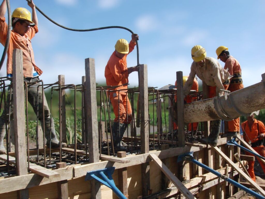 Trabajo en quipo. Edyco constructora, enconfrado y cemento