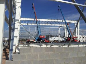 Gruas levantando hierros estructurales